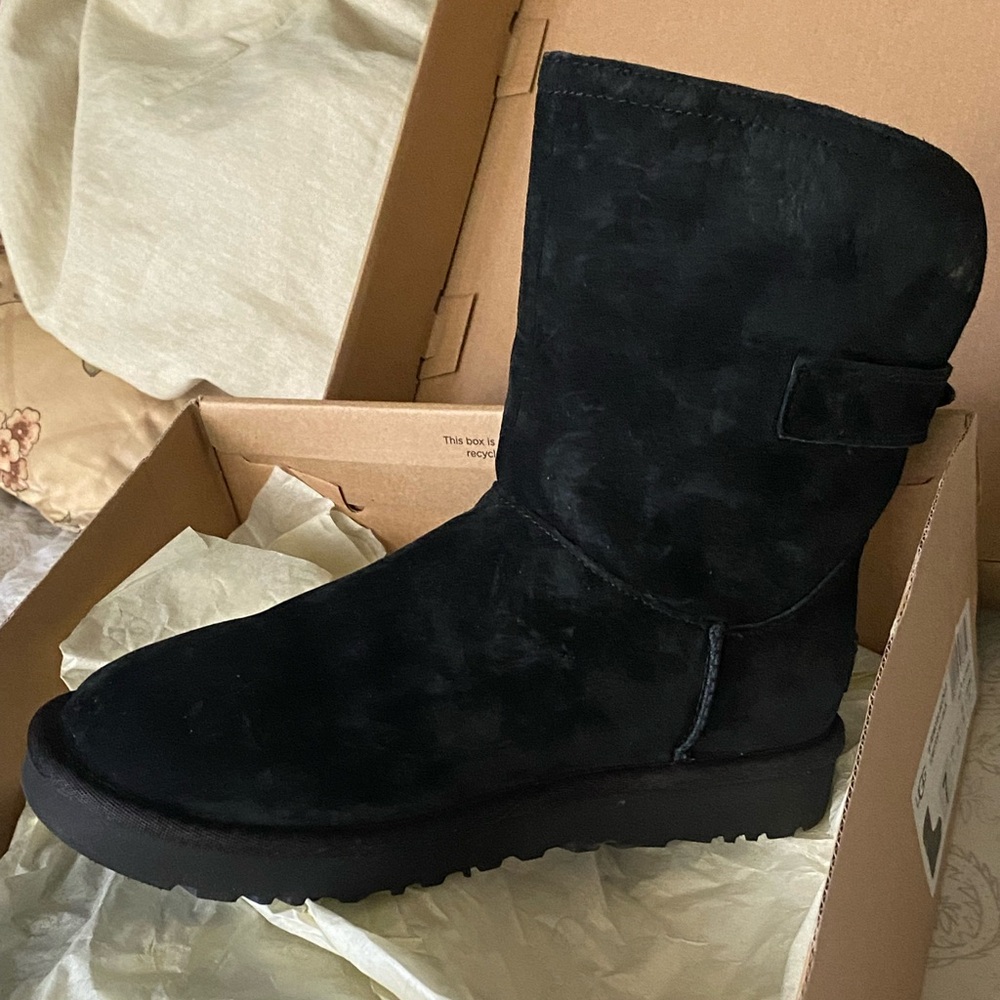NIB Women’s UGG Size 7